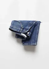 Pantalón de jean azul oscuro, tiro alto, corte mom fit, con cinco bolsillos y cierre de cremallera y botón.