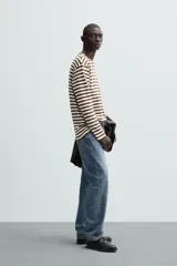 Remera de manga larga a rayas horizontales marrones y blancas, de corte recto y cuello redondo.