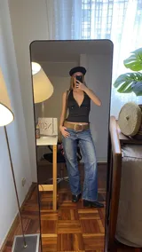 Top negro con escote halter que se ata al cuello y espalda descubierta con tiras ajustables.