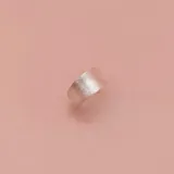 Anillo ancho de plata 925 con acabado satinado.