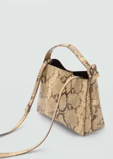 Bolso pequeño con estampado animal print de serpiente, asa corta ajustable, asa larga extraíble y ajustable, cierre metálico a presión y bolsillo interior con cremallera.