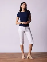 Remera azul marino de tejido acanalado, con escote a la base y mangas cortas.