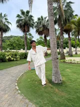 Pantalón largo color crema de chenille, corte recto y holgado.