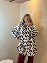 Canguro oversize con capucha, de tela suave con estampado animal print en tonos azul, negro y blanco.