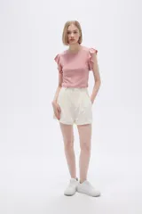 Short negro de vestir con pinzas, tiro alto y ruedo con dobladillo.