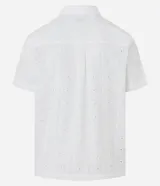 Camisa blanca de algodón con bordado de flores, corte regular, cuello inglés, manga corta y abotonadura frontal.