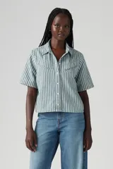 Camisa de denim a rayas verticales verdes y blancas, con cuello clásico, manga corta y cierre frontal con botones.