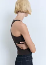 Top sin mangas, ajustado al cuerpo, de color marrón oscuro, con tirantes finos y cuello redondo.
