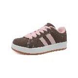 Championes urbanos color beige con detalles en marrón, cordones marrones y suela blanca con base marrón.