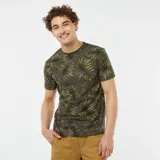 Camiseta de manga corta color verde militar con estampado de hojas de palma en tonos verde claro y negro.