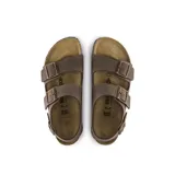 Sandalias de hombre con diseño de tres hebillas, confeccionadas en material Birko-Flor de aspecto nubuc y base anatómica de corcho.