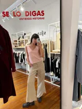 Musculosa de lino y algodón color rosa claro, con escote en V.