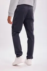 Pantalón cargo azul marino, con múltiples bolsillos y ajuste cómodo.