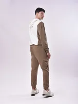 Pantalón de jogging negro con bolsillos laterales tipo cargo, corte ajustado y cintura con cordón.