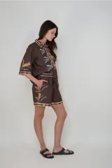 Short de lino color chocolate con estampado de tigres en tonos beige y celeste, cintura elastizada con cordón ajustable.