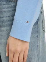 Sweater celeste de algodón con cuello redondo y logo de Tommy Hilfiger bordado en el pecho.