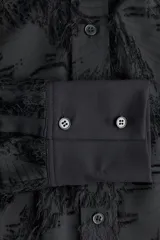 Camisa negra con textura, cuello clásico, abotonada al frente, canesú con pliegues en la espalda, mangas largas con puños abotonados y bajo redondeado.