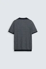 Camiseta de hombre de punto con mezcla de viscosa, a rayas horizontales blancas y azul marino. Tiene cuello redondo, manga corta y terminaciones en rib.