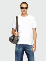 Remera blanca de manga corta con cuello redondo y un pequeño logo bordado en el pecho.