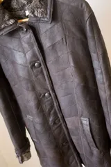 Tapado marrón de cuero gamuzado con cuello y puños de piel sintética.