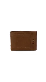 Billetera marrón de cuero con triple pespunte. Interior con doble compartimento para billetes, visor, tarjeteros y bolsillos.