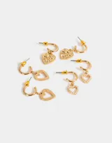 Set de tres pares de aros tipo argolla dorados con dijes de corazón con diferentes texturas.