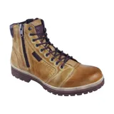 Bota acordonada de cuero color marrón con cierre lateral, suela dentada y detalles de costuras.