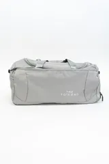 Bolso tipo tote color gris, con múltiples compartimientos y cierre funcional.