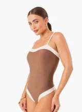 Traje de baño enterizo color marrón con contorno blanco y tirantes finos.