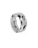 Anillo de plata con un diseño erosionado único.