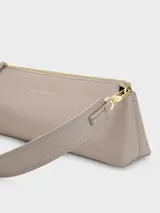 Bolso de hombro de poliéster reciclado, con textura lisa y un compartimento principal con cierre cremallera.
