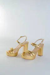 Sandalias negras de cuero con plataforma y tacón bloque alto. Tiras finas en el empeine y tobillo con hebilla dorada.