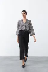 Jean wide leg negro de algodón con spandex, diseñado para una silueta amplia y fluida.