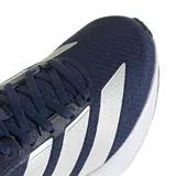 Championes de running Adidas Duramo RC2, color azul marino con tres franjas blancas en el lateral. Presentan un cuello acolchado negro y detalles en rosa fucsia en la lengüeta y el talón. La suela es blanca con una sección de goma negra en la puntera y el talón.