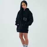 Hoodie negro con capucha y bolsillo tipo canguro.