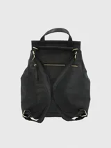 Mochila negra de cuero sintético con asa superior y tirantes ajustables. Tiene solapa con cierre magnético y logo de la marca estampado en el frente.