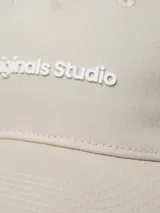 Gorra de béisbol color beige con logo bordado en el frente.