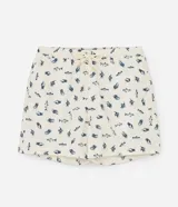 Bermuda de baño para hombre, color crema, con estampado repetitivo de peces azules. Presenta cintura elástica con cordón de ajuste y forro interior de malla.