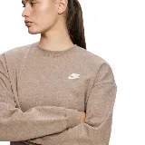 Buzo Nike Club Fleece color marrón claro con logo pequeño bordado en blanco en el pecho.