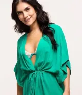 Salida de playa tipo vestido, confeccionada en viscosa color verde esmeralda, con mangas cortas, lazo delantero y superficie lisa.
