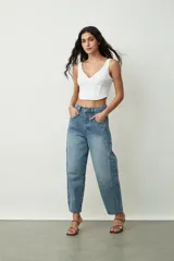 Top negro de encaje con escote en V y breteles anchos.