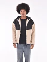 Campera con capucha color gris oscuro, con paneles de tela tipo sherpa color beige en mangas y parte inferior.