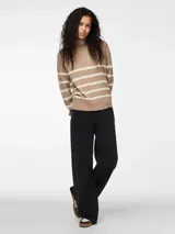 Sweater de punto color beige con rayas horizontales blancas, cuello alto y mangas largas.