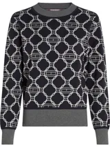 Sweater azul marino con diseño de rombos blancos con el logo de la marca en el centro. Tiene cuello redondo, puños y bajo acanalados.