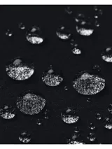 Campera deportiva Under Armour Outrun The Storm para mujer, color negro, con capucha y cierre frontal completo.