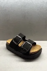 Sandalias marrones con dos tiras anchas y hebillas plateadas.