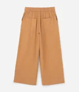 Pantalón pantalona color beige, de tiro alto, con cintura fija, trabillas, cierre tradicional, bolsillos, elástico trasero y cinturón con hebilla redonda.