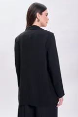 Blazer negro de lyocel con solapas clásicas, corte recto y bolsillos delanteros.