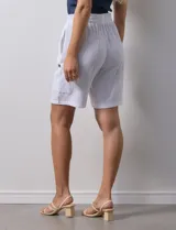 Bermuda blanca de algodón texturizado, marca Robert Louis. Tiene pretina ancha elastizada con lazo, bolsillos verticales delanteros y bolsillos laterales con botón.