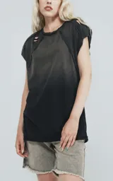 Remera negra sin mangas con efecto degradado y roturas en los hombros, de corte oversize.